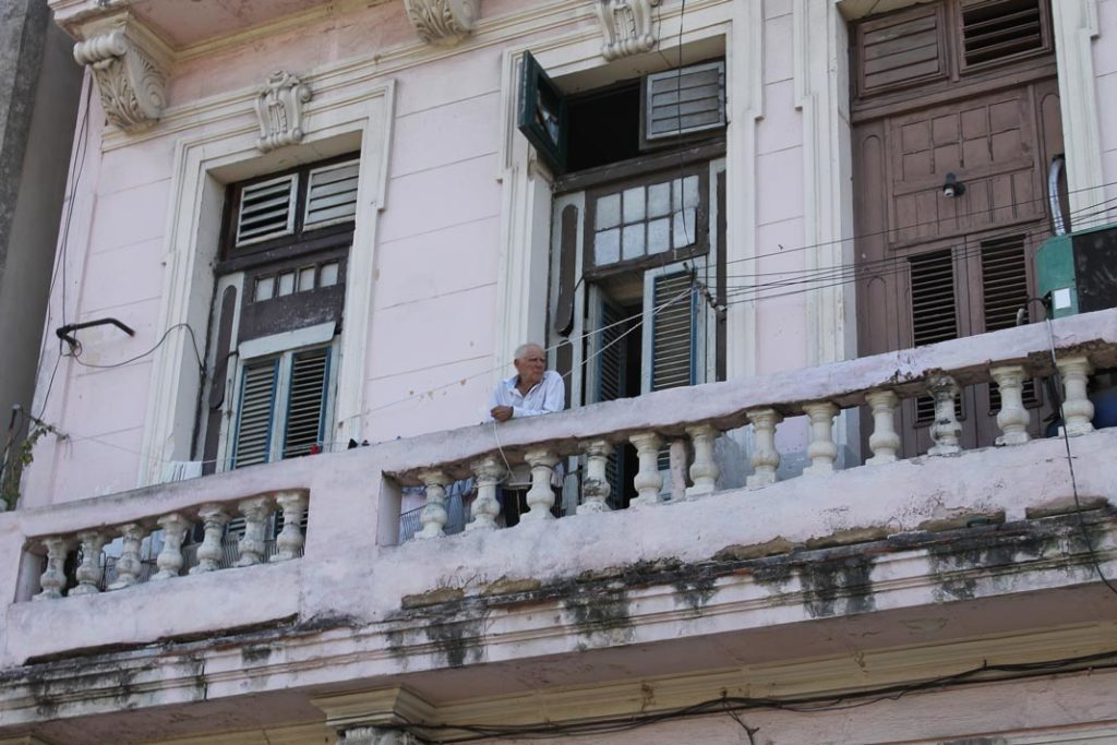 Ο γλυκύτατος ηλικιωμένος Κουβανός στο μπαλκόνι του σπιτιού του