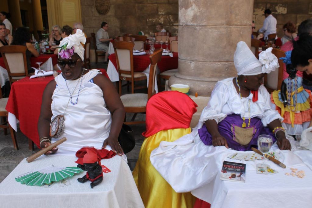 Las santeras de la Habana στην Plaza de la Catedral